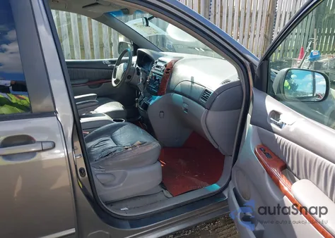 2004 Toyota Sienna Xle z USA, uszkodzony, nr VIN 5TDZA22C74S042627